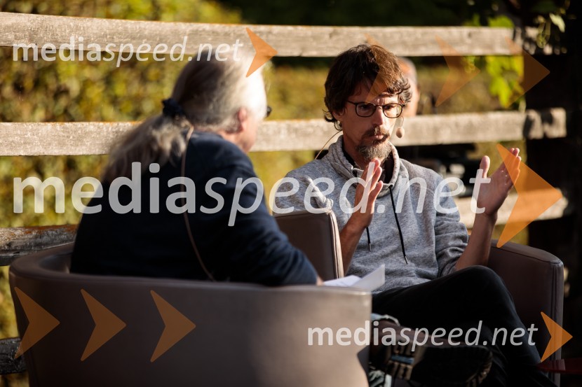 mag. Marcel Štefančič ml., filmski kritik, publicist in TV voditelj;  Boštjan  Videmšek, avtor besedila, novinar, vojni poročevalec, prejemnik nagrade za Delovega novinarja leta 2016Marcel Štefančič in Boštjan Videmšek, pogovor na Škrabčevi domačiji