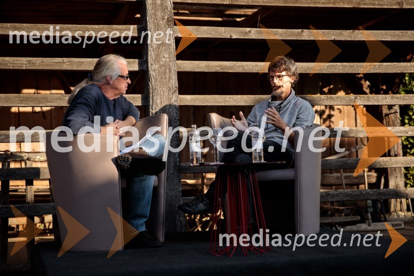 mag. Marcel Štefančič ml., filmski kritik, publicist in TV voditelj;  Boštjan  Videmšek, avtor besedila, novinar, vojni poročevalec, prejemnik nagrade za Delovega novinarja leta 2016Marcel Štefančič in Boštjan Videmšek, pogovor na Škrabčevi domačiji