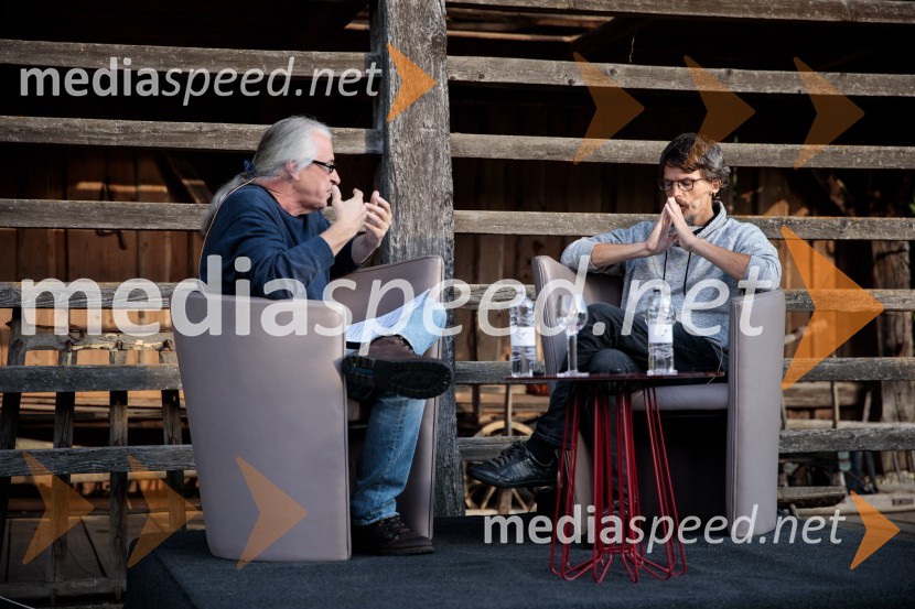 mag. Marcel Štefančič ml., filmski kritik, publicist in TV voditelj;  Boštjan  Videmšek, avtor besedila, novinar, vojni poročevalec, prejemnik nagrade za Delovega novinarja leta 2016Marcel Štefančič in Boštjan Videmšek, pogovor na Škrabčevi domačiji