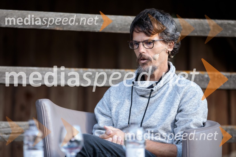  Boštjan  Videmšek, avtor besedila, novinar, vojni poročevalec, prejemnik nagrade za Delovega novinarja leta 2016Marcel Štefančič in Boštjan Videmšek, pogovor na Škrabčevi domačiji