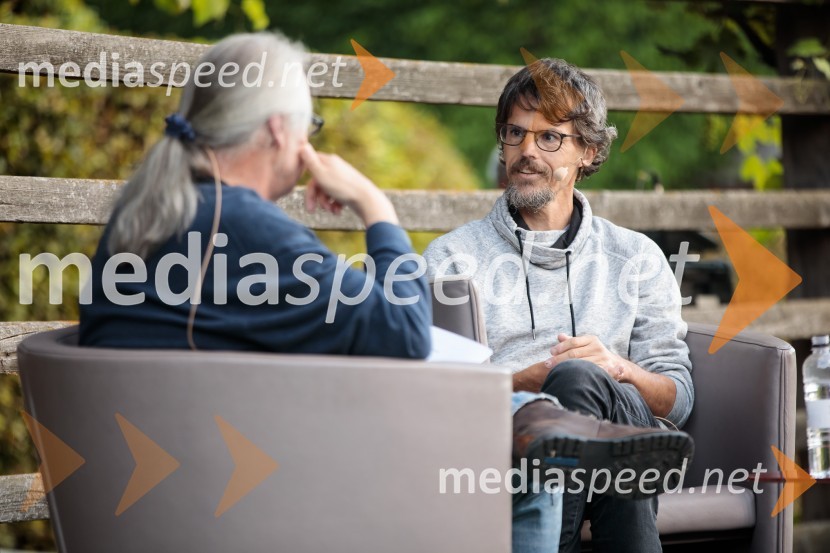 mag. Marcel Štefančič ml., filmski kritik, publicist in TV voditelj;  Boštjan  Videmšek, avtor besedila, novinar, vojni poročevalec, prejemnik nagrade za Delovega novinarja leta 2016Marcel Štefančič in Boštjan Videmšek, pogovor na Škrabčevi domačiji
