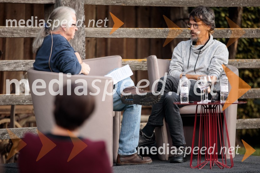 mag. Marcel Štefančič ml., filmski kritik, publicist in TV voditelj;  Boštjan  Videmšek, avtor besedila, novinar, vojni poročevalec, prejemnik nagrade za Delovega novinarja leta 2016Marcel Štefančič in Boštjan Videmšek, pogovor na Škrabčevi domačiji