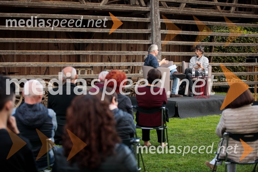 mag. Marcel Štefančič ml., filmski kritik, publicist in TV voditelj;  Boštjan  Videmšek, avtor besedila, novinar, vojni poročevalec, prejemnik nagrade za Delovega novinarja leta 2016Marcel Štefančič in Boštjan Videmšek, pogovor na Škrabčevi domačiji