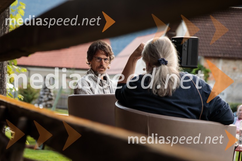  Boštjan  Videmšek, avtor besedila, novinar, vojni poročevalec, prejemnik nagrade za Delovega novinarja leta 2016; mag. Marcel Štefančič ml., filmski kritik, publicist in TV voditeljMarcel Štefančič in Boštjan Videmšek, pogovor na Škrabčevi domačiji