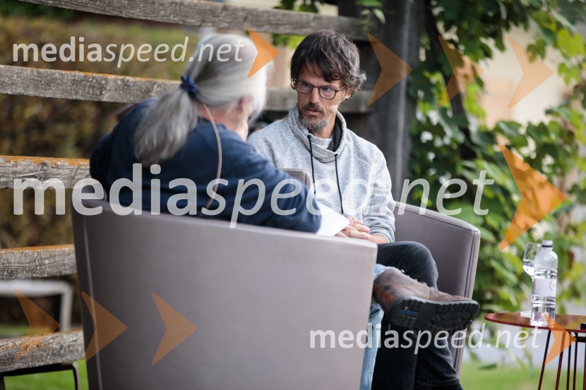 mag. Marcel Štefančič ml., filmski kritik, publicist in TV voditelj;  Boštjan  Videmšek, avtor besedila, novinar, vojni poročevalec, prejemnik nagrade za Delovega novinarja leta 2016Marcel Štefančič in Boštjan Videmšek, pogovor na Škrabčevi domačiji