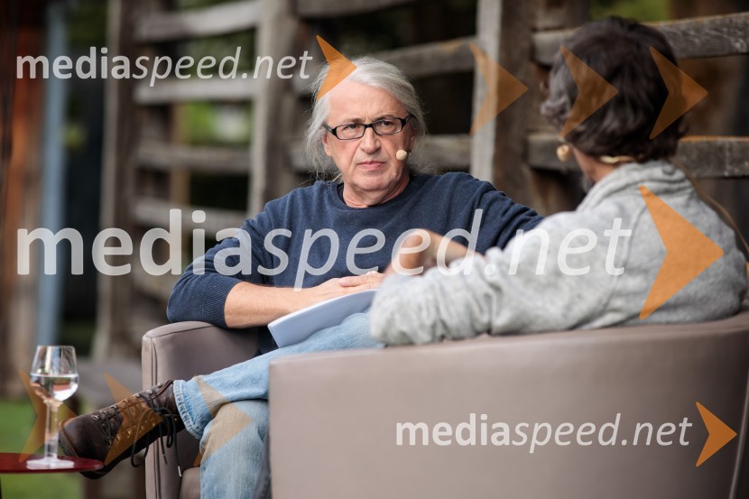 mag. Marcel Štefančič ml., filmski kritik, publicist in TV voditelj;  Boštjan  Videmšek, avtor besedila, novinar, vojni poročevalec, prejemnik nagrade za Delovega novinarja leta 2016Marcel Štefančič in Boštjan Videmšek, pogovor na Škrabčevi domačiji