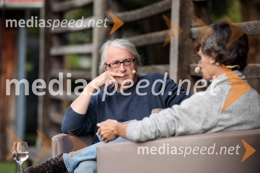 mag. Marcel Štefančič ml., filmski kritik, publicist in TV voditelj;  Boštjan  Videmšek, avtor besedila, novinar, vojni poročevalec, prejemnik nagrade za Delovega novinarja leta 2016Marcel Štefančič in Boštjan Videmšek, pogovor na Škrabčevi domačiji