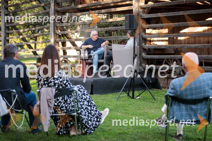 mag. Marcel Štefančič ml., filmski kritik, publicist in TV voditelj;  Boštjan  Videmšek, avtor besedila, novinar, vojni poročevalec, prejemnik nagrade za Delovega novinarja leta 2016Marcel Štefančič in Boštjan Videmšek, pogovor na Škrabčevi domačiji