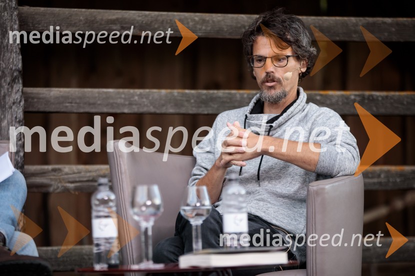  Boštjan  Videmšek, avtor besedila, novinar, vojni poročevalec, prejemnik nagrade za Delovega novinarja leta 2016Marcel Štefančič in Boštjan Videmšek, pogovor na Škrabčevi domačiji