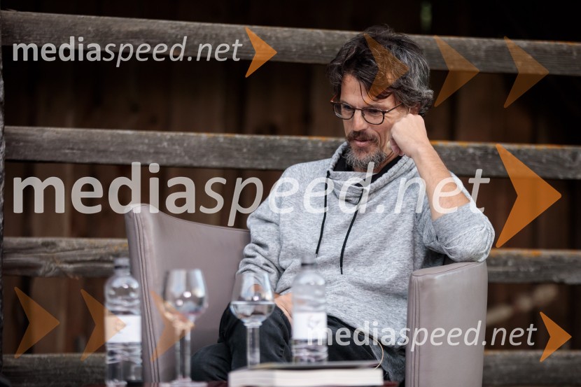  Boštjan  Videmšek, avtor besedila, novinar, vojni poročevalec, prejemnik nagrade za Delovega novinarja leta 2016Marcel Štefančič in Boštjan Videmšek, pogovor na Škrabčevi domačiji