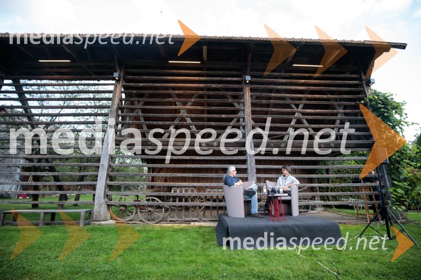 mag. Marcel Štefančič ml., filmski kritik, publicist in TV voditelj;  Boštjan  Videmšek, avtor besedila, novinar, vojni poročevalec, prejemnik nagrade za Delovega novinarja leta 2016Marcel Štefančič in Boštjan Videmšek, pogovor na Škrabčevi domačiji