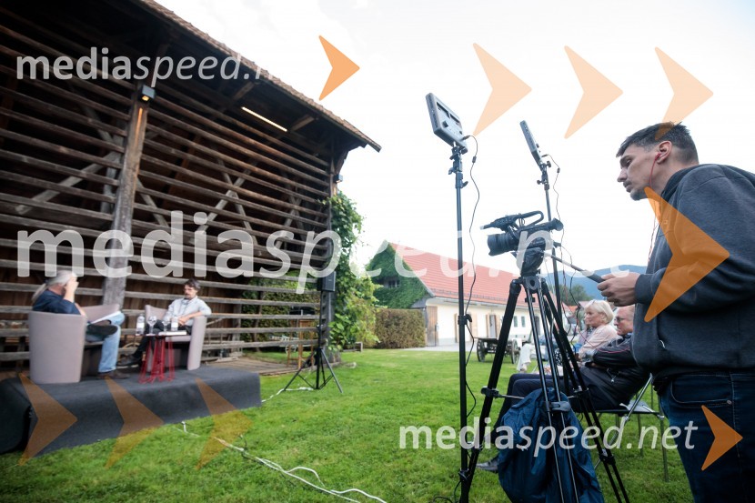 mag. Marcel Štefančič ml., filmski kritik, publicist in TV voditelj;  Boštjan  Videmšek, avtor besedila, novinar, vojni poročevalec, prejemnik nagrade za Delovega novinarja leta 2016;  ... Marcel Štefančič in Boštjan Videmšek, pogovor na Škrabčevi domačiji