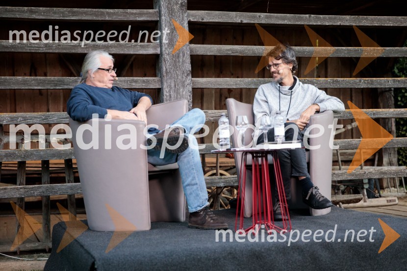 mag. Marcel Štefančič ml., filmski kritik, publicist in TV voditelj;  Boštjan  Videmšek, avtor besedila, novinar, vojni poročevalec, prejemnik nagrade za Delovega novinarja leta 2016Marcel Štefančič in Boštjan Videmšek, pogovor na Škrabčevi domačiji