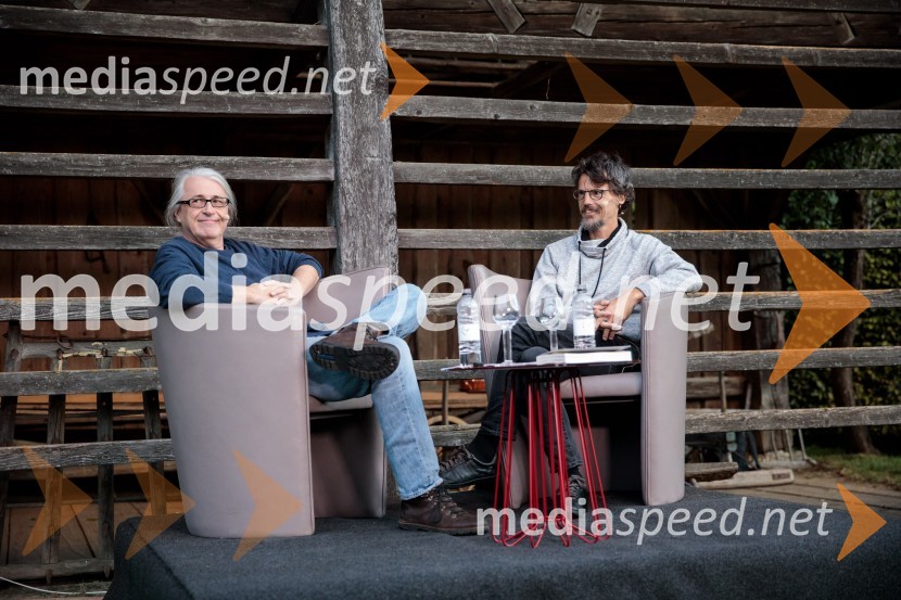 mag. Marcel Štefančič ml., filmski kritik, publicist in TV voditelj;  Boštjan  Videmšek, avtor besedila, novinar, vojni poročevalec, prejemnik nagrade za Delovega novinarja leta 2016Marcel Štefančič in Boštjan Videmšek, pogovor na Škrabčevi domačiji