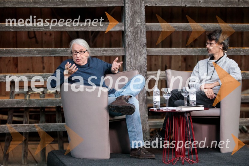 mag. Marcel Štefančič ml., filmski kritik, publicist in TV voditelj;  Boštjan  Videmšek, avtor besedila, novinar, vojni poročevalec, prejemnik nagrade za Delovega novinarja leta 2016Marcel Štefančič in Boštjan Videmšek, pogovor na Škrabčevi domačiji