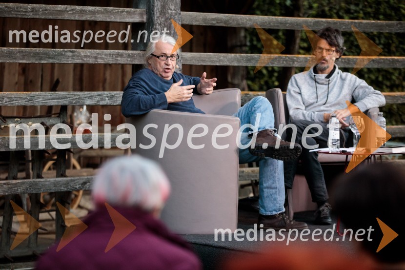 mag. Marcel Štefančič ml., filmski kritik, publicist in TV voditelj;  Boštjan  Videmšek, avtor besedila, novinar, vojni poročevalec, prejemnik nagrade za Delovega novinarja leta 2016Marcel Štefančič in Boštjan Videmšek, pogovor na Škrabčevi domačiji