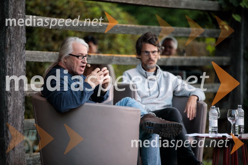 mag. Marcel Štefančič ml., filmski kritik, publicist in TV voditelj;  Boštjan  Videmšek, avtor besedila, novinar, vojni poročevalec, prejemnik nagrade za Delovega novinarja leta 2016Marcel Štefančič in Boštjan Videmšek, pogovor na Škrabčevi domačiji