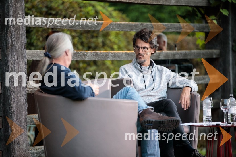 mag. Marcel Štefančič ml., filmski kritik, publicist in TV voditelj;  Boštjan  Videmšek, avtor besedila, novinar, vojni poročevalec, prejemnik nagrade za Delovega novinarja leta 2016Marcel Štefančič in Boštjan Videmšek, pogovor na Škrabčevi domačiji