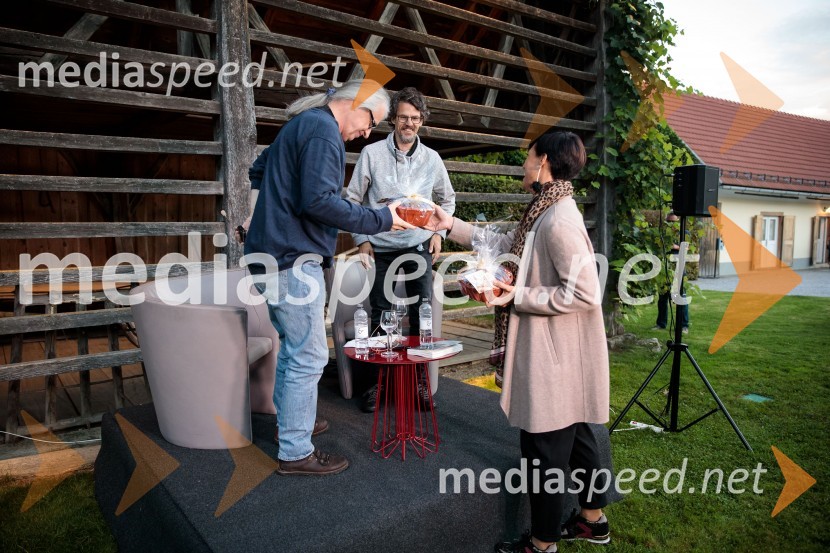 mag. Marcel Štefančič ml., filmski kritik, publicist in TV voditelj;  Boštjan  Videmšek, avtor besedila, novinar, vojni poročevalec, prejemnik nagrade za Delovega novinarja leta 2016;  ... Marcel Štefančič in Boštjan Videmšek, pogovor na Škrabčevi domačiji