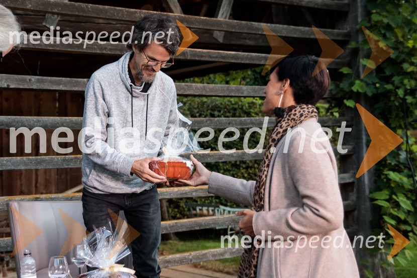  Boštjan  Videmšek, avtor besedila, novinar, vojni poročevalec, prejemnik nagrade za Delovega novinarja leta 2016;  ... Marcel Štefančič in Boštjan Videmšek, pogovor na Škrabčevi domačiji