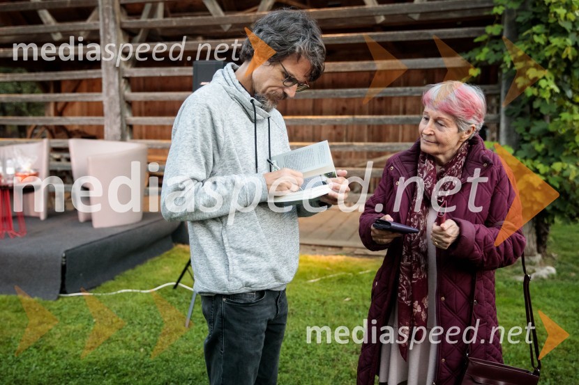  Boštjan  Videmšek, avtor besedila, novinar, vojni poročevalec, prejemnik nagrade za Delovega novinarja leta 2016;  ... Marcel Štefančič in Boštjan Videmšek, pogovor na Škrabčevi domačiji