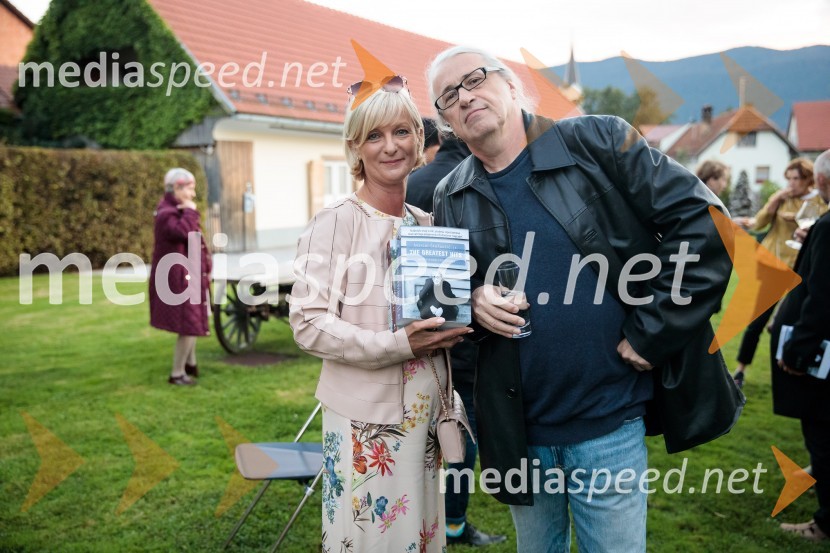  Sonja Poljanšek Škrabec, lastnica Welness centra Sunny; mag. Marcel Štefančič ml., filmski kritik, publicist in TV voditeljMarcel Štefančič in Boštjan Videmšek, pogovor na Škrabčevi domačiji