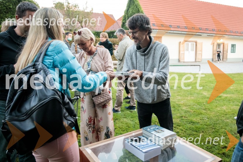  ... ;  ... ;  Sonja Poljanšek Škrabec, lastnica Welness centra Sunny;  Boštjan  Videmšek, avtor besedila, novinar, vojni poročevalec, prejemnik nagrade za Delovega novinarja leta 2016Marcel Štefančič in Boštjan Videmšek, pogovor na Škrabčevi domačiji