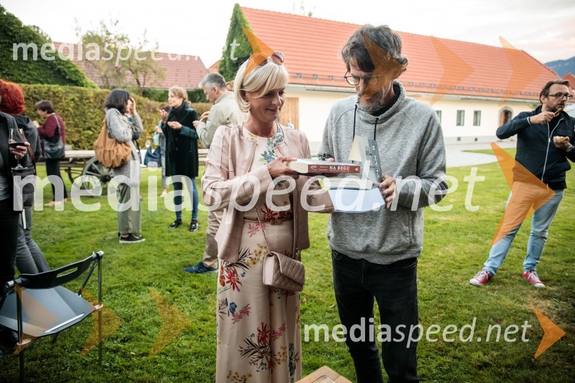  Sonja Poljanšek Škrabec, lastnica Welness centra Sunny;  Boštjan  Videmšek, avtor besedila, novinar, vojni poročevalec, prejemnik nagrade za Delovega novinarja leta 2016Marcel Štefančič in Boštjan Videmšek, pogovor na Škrabčevi domačiji