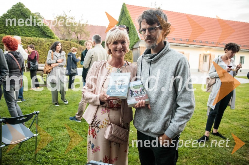  Sonja Poljanšek Škrabec, lastnica Welness centra Sunny;  Boštjan  Videmšek, avtor besedila, novinar, vojni poročevalec, prejemnik nagrade za Delovega novinarja leta 2016Marcel Štefančič in Boštjan Videmšek, pogovor na Škrabčevi domačiji