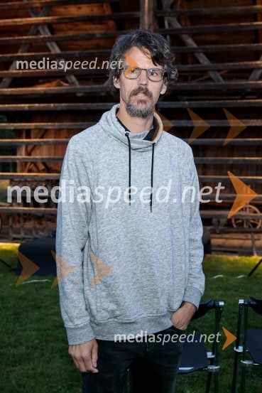  Boštjan  Videmšek, avtor besedila, novinar, vojni poročevalec, prejemnik nagrade za Delovega novinarja leta 2016Marcel Štefančič in Boštjan Videmšek, pogovor na Škrabčevi domačiji