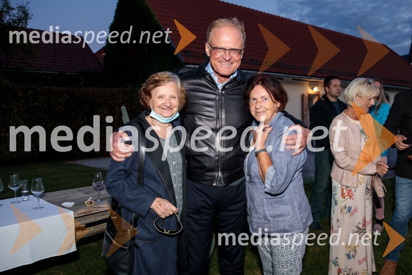  ... ;  Janez  Škrabec, direktor Riko d.o.o., predsednik Slovensko-ruskega poslovnega sveta, častni konzul Belorusije;  ... ;  Sonja Poljanšek Škrabec, lastnica Welness centra SunnyMarcel Štefančič in Boštjan Videmšek, pogovor na Škrabčevi domačiji