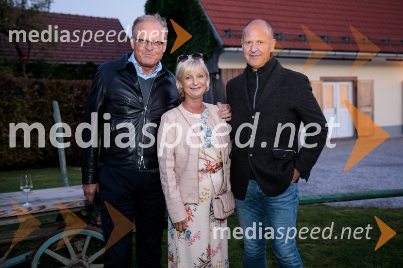  Janez  Škrabec, direktor Riko d.o.o., predsednik Slovensko-ruskega poslovnega sveta, častni konzul Belorusije;  Sonja Poljanšek Škrabec, lastnica Welness centra Sunny;  Staš Škrabec, Riko d.o.o.Marcel Štefančič in Boštjan Videmšek, pogovor na Škrabčevi domačiji