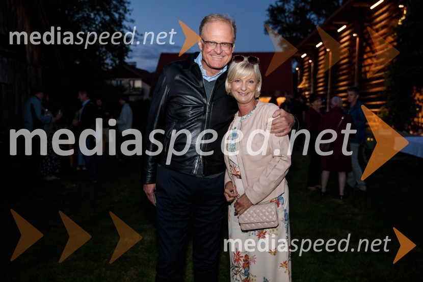  Janez  Škrabec, direktor Riko d.o.o., predsednik Slovensko-ruskega poslovnega sveta, častni konzul Belorusije;  Sonja Poljanšek Škrabec, lastnica Welness centra SunnyMarcel Štefančič in Boštjan Videmšek, pogovor na Škrabčevi domačiji