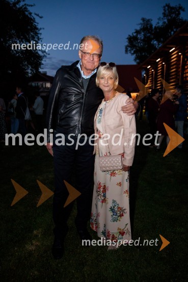  Janez  Škrabec, direktor Riko d.o.o., predsednik Slovensko-ruskega poslovnega sveta, častni konzul Belorusije;  Sonja Poljanšek Škrabec, lastnica Welness centra SunnyMarcel Štefančič in Boštjan Videmšek, pogovor na Škrabčevi domačiji