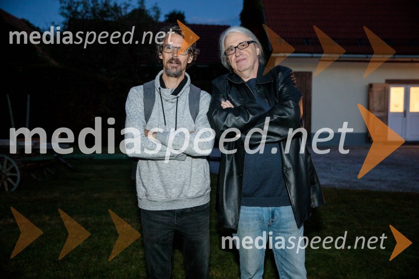  Boštjan  Videmšek, avtor besedila, novinar, vojni poročevalec, prejemnik nagrade za Delovega novinarja leta 2016; mag. Marcel Štefančič ml., filmski kritik, publicist in TV voditeljMarcel Štefančič in Boštjan Videmšek, pogovor na Škrabčevi domačiji