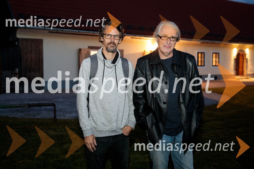  Boštjan  Videmšek, avtor besedila, novinar, vojni poročevalec, prejemnik nagrade za Delovega novinarja leta 2016; mag. Marcel Štefančič ml., filmski kritik, publicist in TV voditeljMarcel Štefančič in Boštjan Videmšek, pogovor na Škrabčevi domačiji