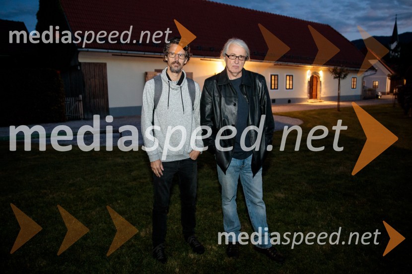  Boštjan  Videmšek, avtor besedila, novinar, vojni poročevalec, prejemnik nagrade za Delovega novinarja leta 2016; mag. Marcel Štefančič ml., filmski kritik, publicist in TV voditeljMarcel Štefančič in Boštjan Videmšek, pogovor na Škrabčevi domačiji