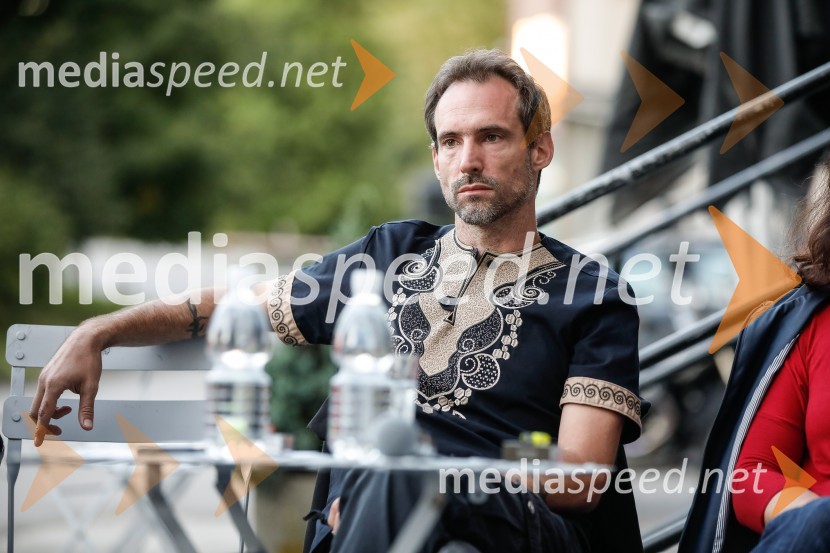  Erik Valenčič, neodvisni novinar, voditelj Dežele pridnihSlovensko mladinsko gledališče, predstavitev 65. sezone