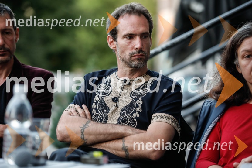  Erik Valenčič, neodvisni novinar, voditelj Dežele pridnihSlovensko mladinsko gledališče, predstavitev 65. sezone