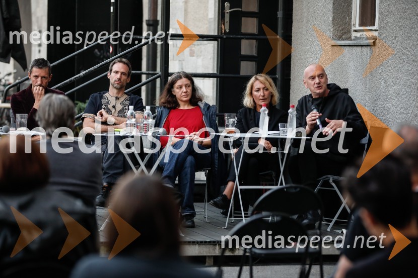  Boštjan Narat, glasbenik;  Erik Valenčič, neodvisni novinar, voditelj Dežele pridnih;  Ana Duša, umetnica;  Maja Kleczewska, režiserka;  Goran Injac, umetniški vodja, Slovensko mladinsko gledališčeSlovensko mladinsko gledališče, predstavitev 65. sezone