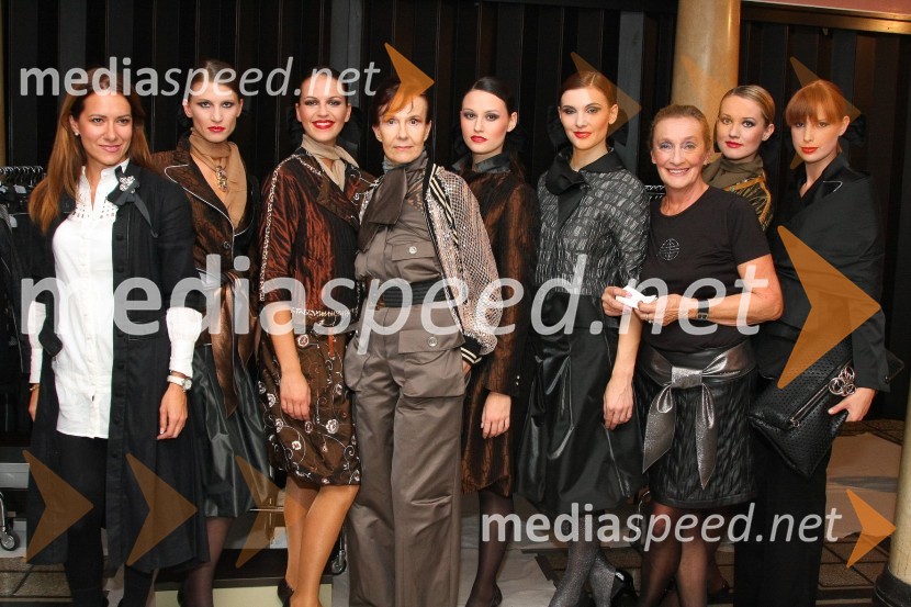 Manekenke modne revije z Mojco Beseničar, modno kreatorko in Marjeto Grošelj, oblikovalko torbicModna revija Mojce Beseničar