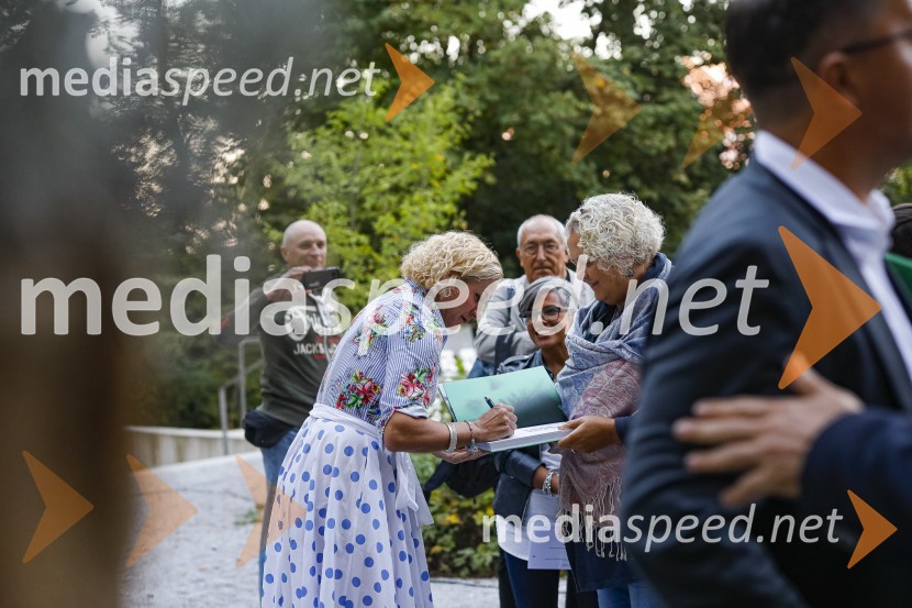  Ana Roš Stojan, kuharska mojstrica in najboljša chefinja na svetu po izboru akademije The World's 50 Best Restaurants ter direktorica Hiše Franko;  ... Ana Roš, predstavitev kuharske monografije Sonce in dež