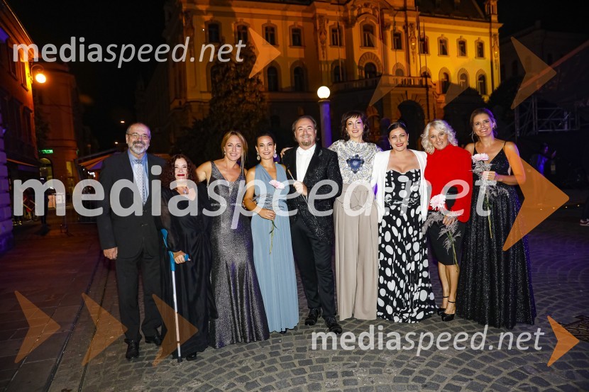  Igor Kadunc, generalni direktor RTV Slovenija;  Mia Žnidarič;  Eva  Hren, pevka;  Nina Strnad, pevka;  Patrik Greblo, dirigent;  Jadranka Juras, pevka;  Nuška Drašček, pevka;  Alenka Godec, pevka;  Bernarda Žarn, voditeljicaPoletna noč, gala koncert v okviru 68. Ljubljana Festivala