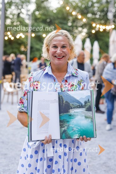  Ana Roš Stojan, kuharska mojstrica in najboljša chefinja na svetu po izboru akademije The World's 50 Best Restaurants ter direktorica Hiše FrankoAna Roš, predstavitev kuharske monografije Sonce in dež