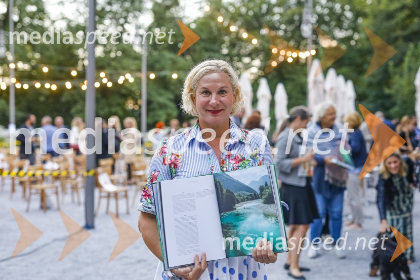  Ana Roš Stojan, kuharska mojstrica in najboljša chefinja na svetu po izboru akademije The World's 50 Best Restaurants ter direktorica Hiše FrankoAna Roš, predstavitev kuharske monografije Sonce in dež