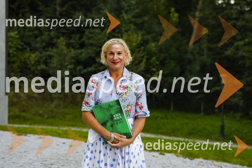  Ana Roš Stojan, kuharska mojstrica in najboljša chefinja na svetu po izboru akademije The World's 50 Best Restaurants ter direktorica Hiše FrankoAna Roš, predstavitev kuharske monografije Sonce in dež