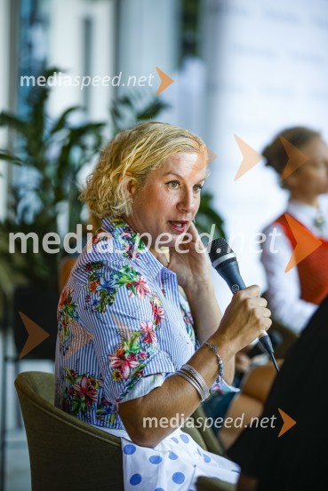  Ana Roš Stojan, kuharska mojstrica in najboljša chefinja na svetu po izboru akademije The World's 50 Best Restaurants ter direktorica Hiše FrankoAna Roš, predstavitev kuharske monografije Sonce in dež