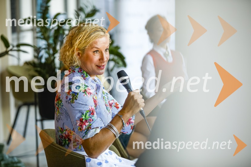  Ana Roš Stojan, kuharska mojstrica in najboljša chefinja na svetu po izboru akademije The World's 50 Best Restaurants ter direktorica Hiše FrankoAna Roš, predstavitev kuharske monografije Sonce in dež