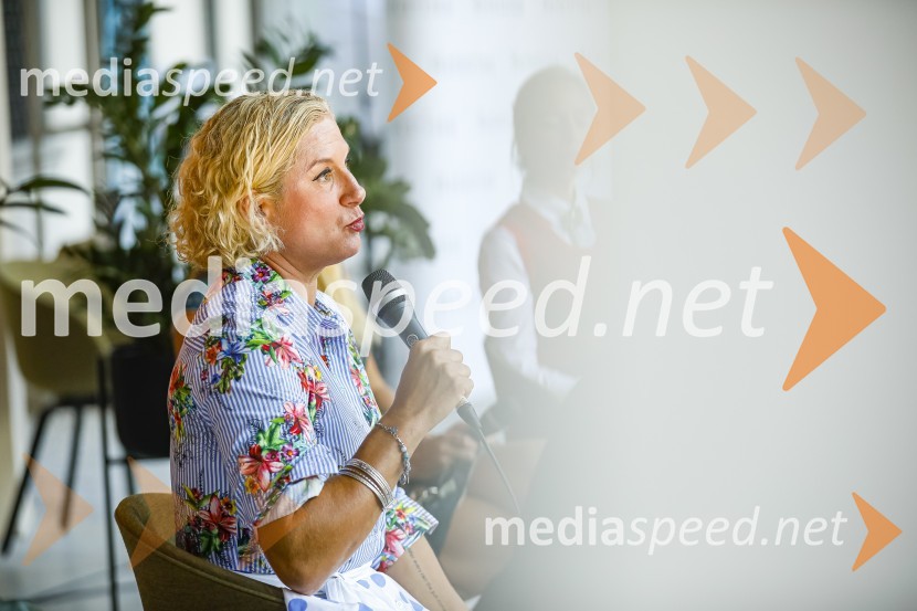  Ana Roš Stojan, kuharska mojstrica in najboljša chefinja na svetu po izboru akademije The World's 50 Best Restaurants ter direktorica Hiše FrankoAna Roš, predstavitev kuharske monografije Sonce in dež