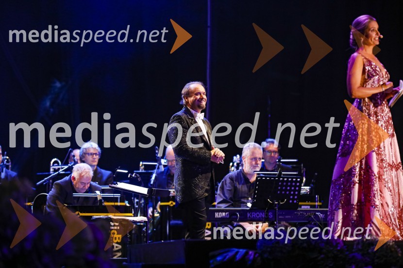  Patrik Greblo, dirigent;  Bernarda Žarn, voditeljicaPoletna noč, gala koncert v okviru 68. Ljubljana Festivala